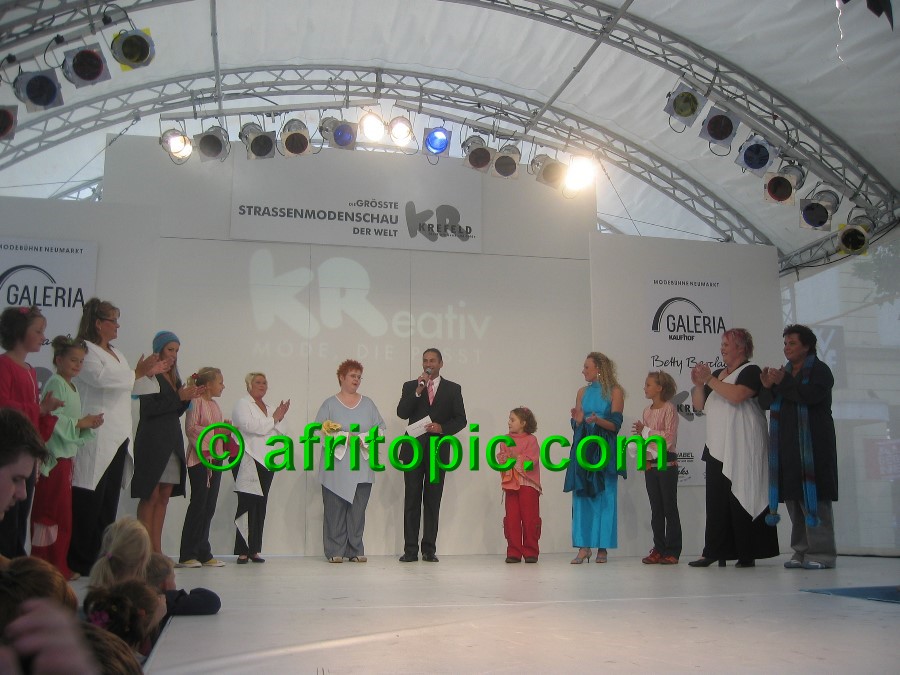 ../Images/Krefeld-Strssenmodenschau-2005 287.jpg